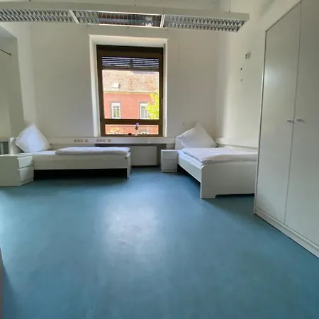 Schicke Monteurunterkunft In Mit Drei Wohneinheiten Apartment *