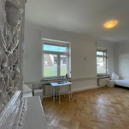 Schicke Monteurunterkunft In Mit Drei Wohneinheiten