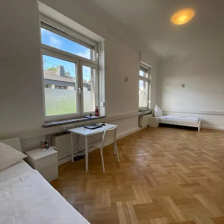 Schicke Monteurunterkunft In Mit Drei Wohneinheiten Apartment *